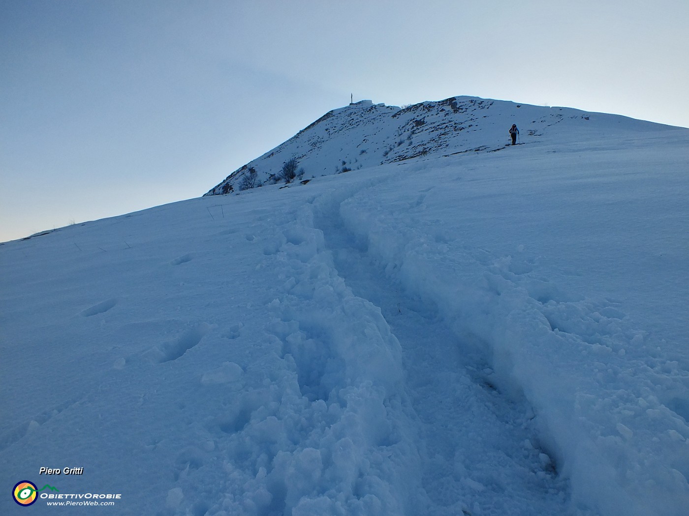 83 In salita su neve ghiacciata verso il Cornizzolo.JPG